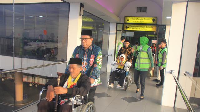 Petugas yang tergabung dalam tim Penanganan Krisis dan Pertolongan Pertama Pada Jemaah Haji (PKP3JH) sedang menangani jemaah haji yang membutuhkan pertolongan. (Nafiysul Qodar/Liputan6.com)