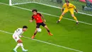Pemain Maroko Zakaria Aboukhlal mencetak gol ke gawang Belgia pada pertandingan sepak bola Grup F Piala Dunia 2022 di Stadion Al Thumama, Doha, Qatar, 27 November 2022. Maroko mengalahkan Belgia dengan skor 2-0. (AP Photo/Pavel Golovkin)