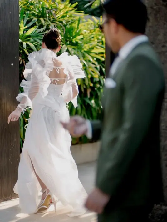 Rambutnya dicepol rapi untuk mengantisipasi angin tepi pantai. [Foto: Instagram @jeffrytan]