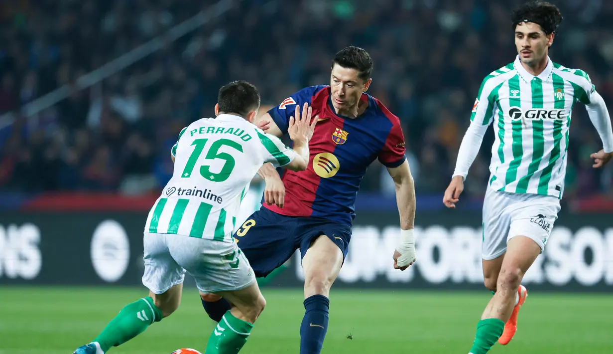 Real Betis benar-benar tampil solid dan disiplin di lini pertahanan. Penyerang Barca pun akhirnya tak mampu berbuat banyak dan menciptakan banyak gol. (AP Photo/Joan Monfort)