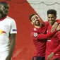 Penyerang Manchester United, Marcus Rashford, melakukan selebrasi bersama Bruno Fernandes usai mencetak gol ke gawang RB Leipzig pada laga Liga Champions di Stadion Old Trafford, Kamis (29/10/2020). MU menang dengan skor 5-0. (AP/Dave Thompson)