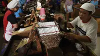 Pekerja di sebuah perisahaan rokok di Malang. Industri rokok daerah ini terus menyusut, sulit berkembang (Zainul Arifin/Liputan6..com)