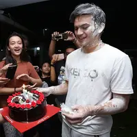 Dengan tubuh berlumurkan tepung, hadir Cut Syifa datang membawa kue ulang tahun. Senyuman semringah terpancar dari wajah orang-orang terdekat Rizky yang ikut memberikan kejutan. (Bambang E.Ros/Bintang.com)
