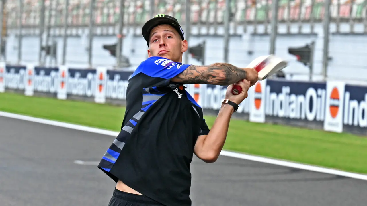 Pembalap MotoGP Bermain Kriket