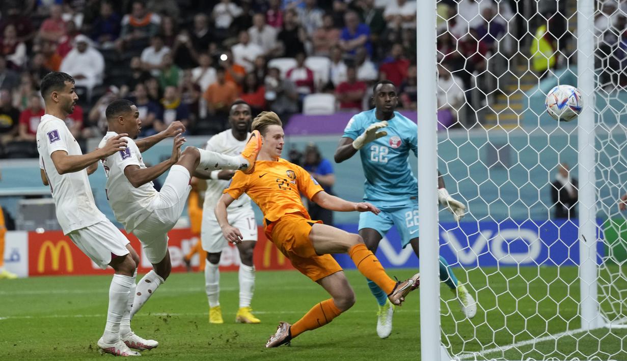 <p>Pemain Belanda, Frankie de Jong mencetak gol kedua timnya ke gawang Qatar saat matchday ketiga Grup A Piala Dunia 2022 yang berlangsung di Stadion Al Bayt, Selasa (29/11/2022). (AP/Darko Bandic)</p>