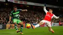 Gelandang Swansea City, Wayne Routledge (kiri) berusaha mengumpan bola dari kawalan penyerang Arsenal, Alexis Sanchez pada lanjutan liga Inggris di Stadion Emirates (2/3). Swansea menang atas Arsenal dengan skor 2-1. (Reuters/John Sibley)