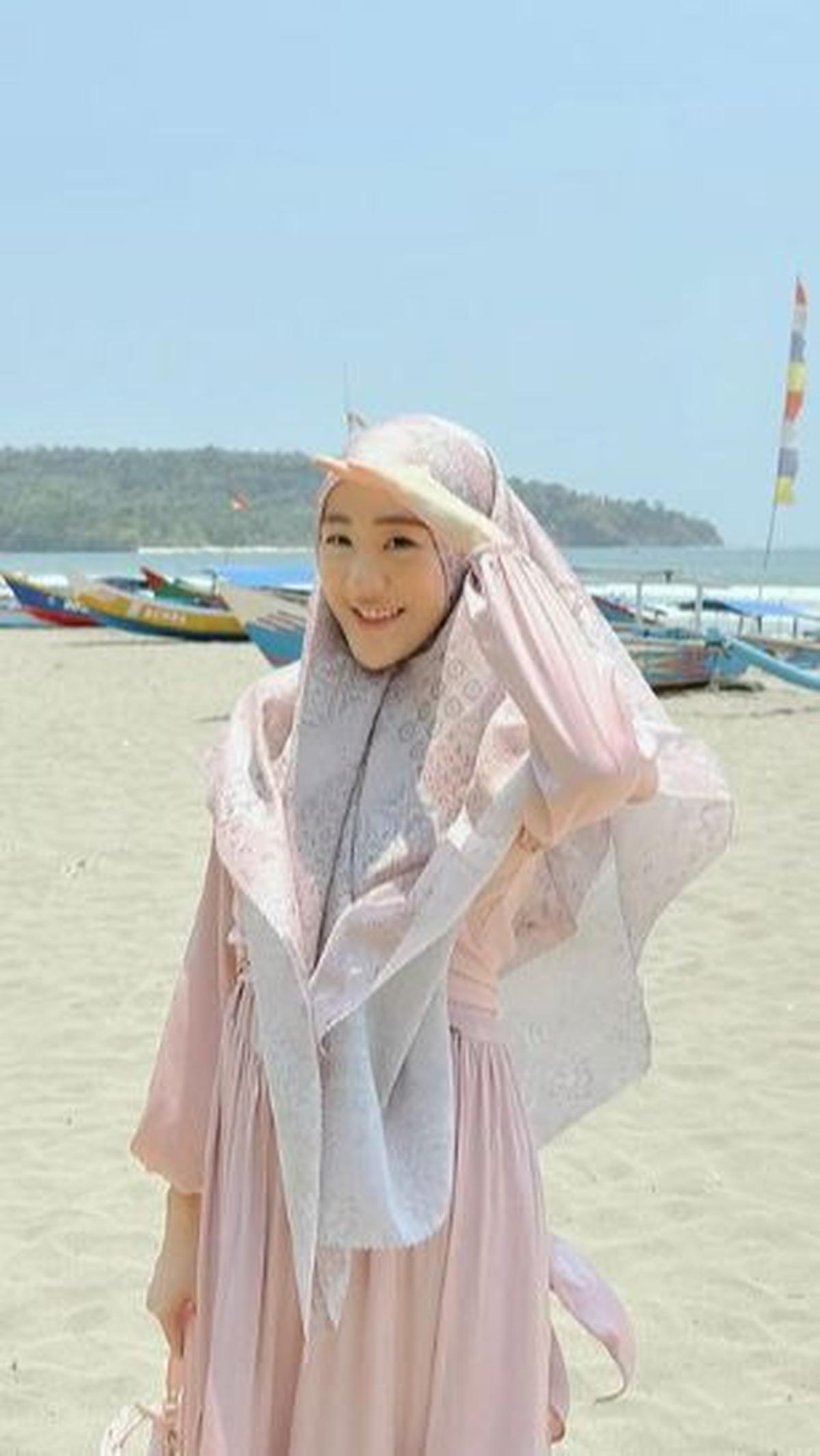 Para pecinta warna pastel tak perlu khawatir, Larissa punya banyak referensi berbusana dengan palet warna satu ini. Ibu satu anak ini kadang mencontohkan padu padan baju gamis polos pastel dengan jilbab motif berwarna senada.