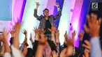 Motivator Tung Desem Waringin mengajak peserta mengangkat tangan dalam Emtek Goes To Campus (EGTC) 2018 di Universitas Muhammadiyah Malang, Rabu (26/9). Tung Desem memotivasi peserta EGTC dengan pengalaman-pengalaman hidupnya. (Liputan6.com/JohanTallo)