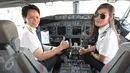 Kapten pilot Garuda Indonesia Ida Fiqria (kiri) dan kopilot Sari Ardisa bersiap menerbangkan pesawat di bandara Minangkabau, Padang, Sumbar, Jumat (21/4). Peringati hari Kartini 2017, pesawat seluruhnya diawaki oleh perempuan. (Liputan6.com/Angga Yunair)