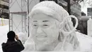 Pengunjung mengambil foto patung es pemain tenis Naomi Osaka selama pembukaan Festival Salju Sapporo di Sapporo, Jepang (4/2). Sejak tahun 2006, festival ini diadakan di tiga lokasi: Taman Odori, Susukino, dan Sapporo Satoland. (AFP Photo/Jiji Press)