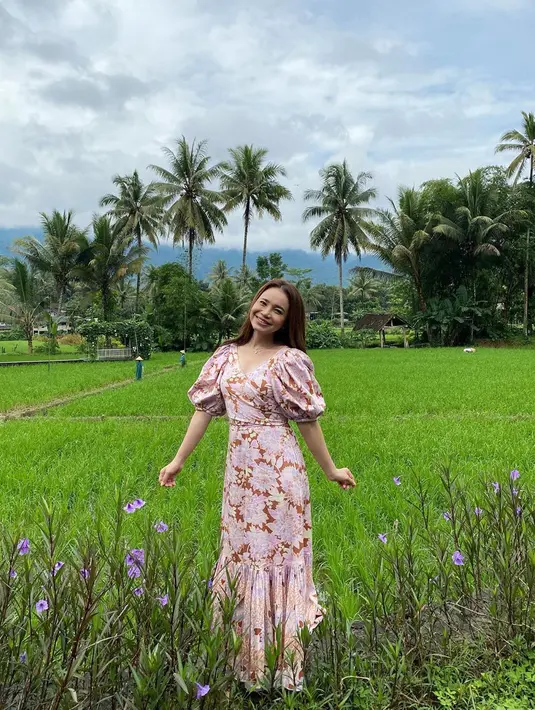 Hal yang dilakukan Rossa selama di rumah adalah mengikuti berbagai macam kelas online serta menemani anak laki-lakinya, Rizki Langit Ramadhan setiap harinya. Rossa pun mengaku bisa memenuhi keinginan yang selama ini belum terwujud. (Instagram/itsrossa)