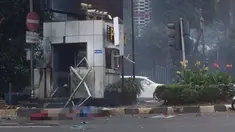 Dua korban terlihat tergeletak di depan pos polisi di depan Mal Sarinah, Jakarta, akibat sebuah ledakan, Kamis (14/1). Sampai berita ini diturunkan belum ada pihak aparat kepolisian yang dikonfirmasi mengenai informasi ini. (twitter.com/SindotrijayaFM)