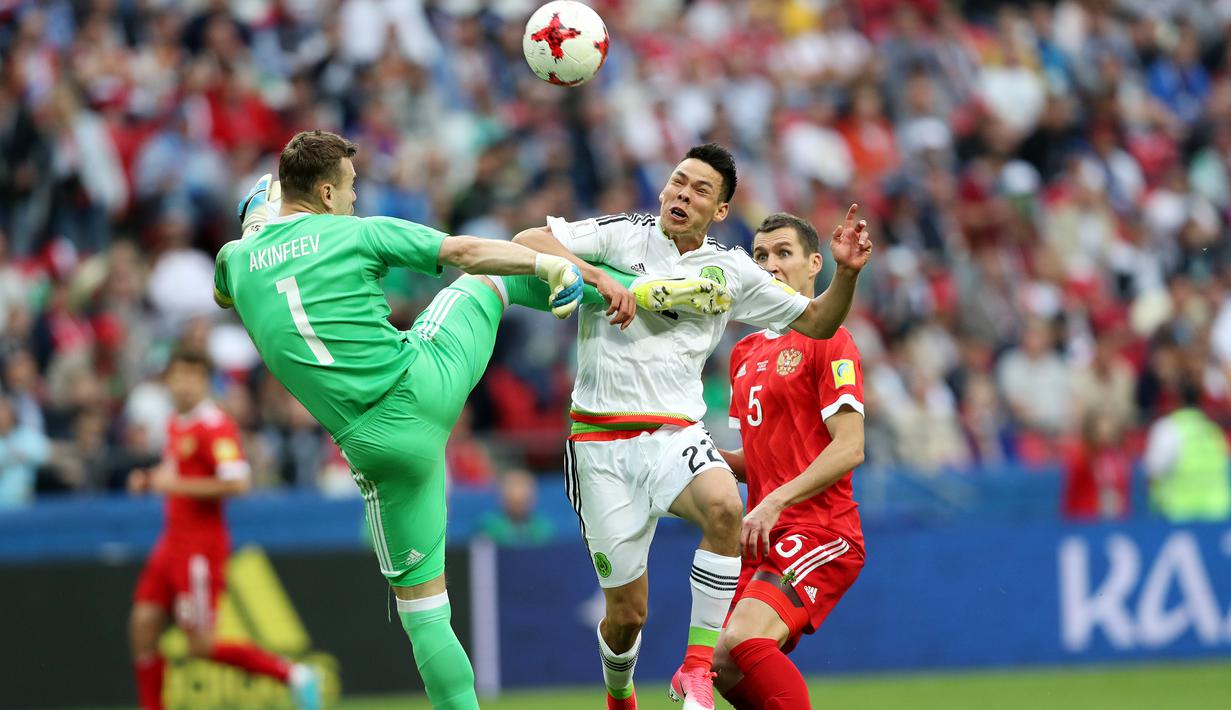 Striker Meksiko, Hirving Lozano, duel udara dengan kiper Rusia, Igor Akinfeev pada laga Grup A Piala Konfederasi 2017 di Kazan Arena, Kazan, Sabtu (24/6/2017). Rusia kalah 1-2 dari Meksiko. (EPA/Tolga Bozoglu)