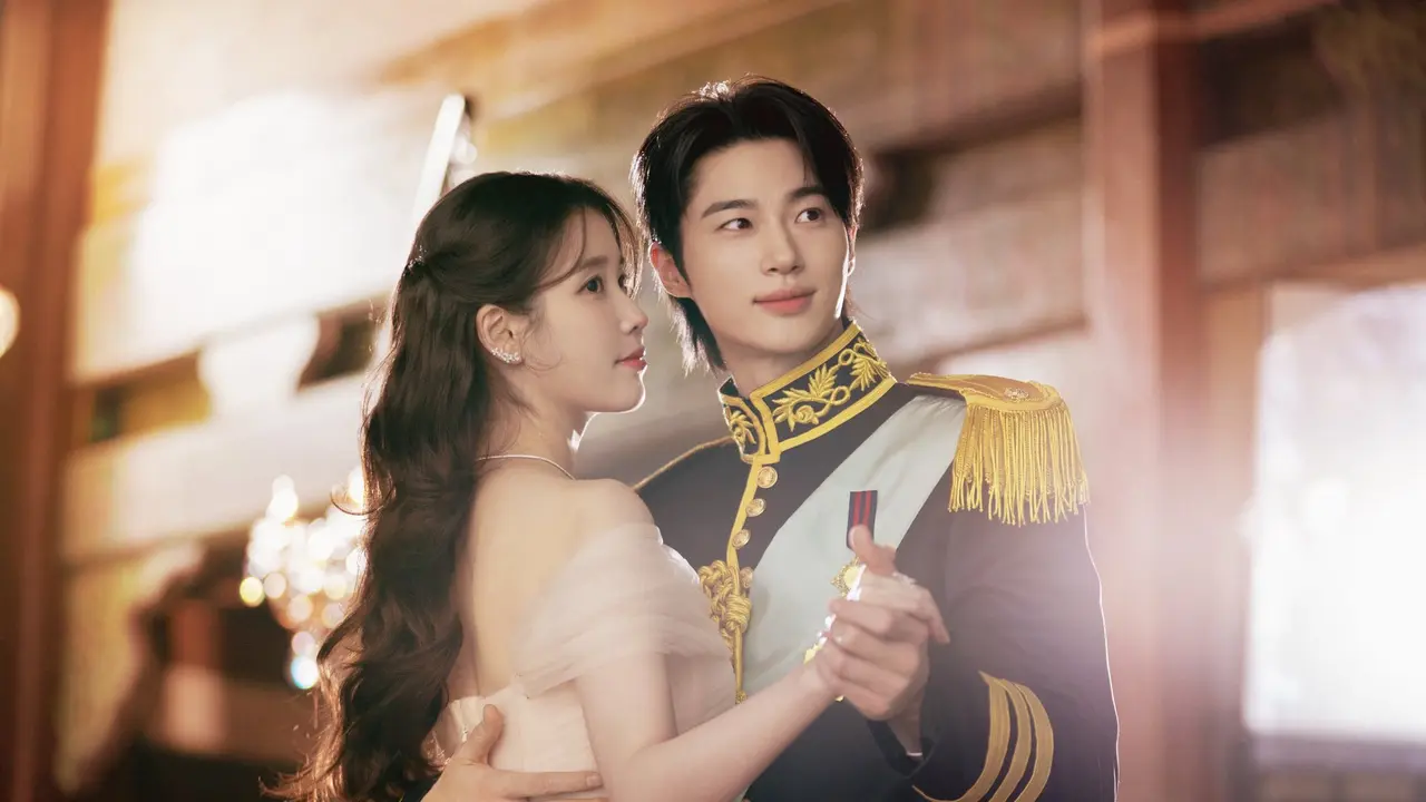 IU dan Byeon Woo Seok dalam drakor Perfect Crown. (MBC via Soompi)