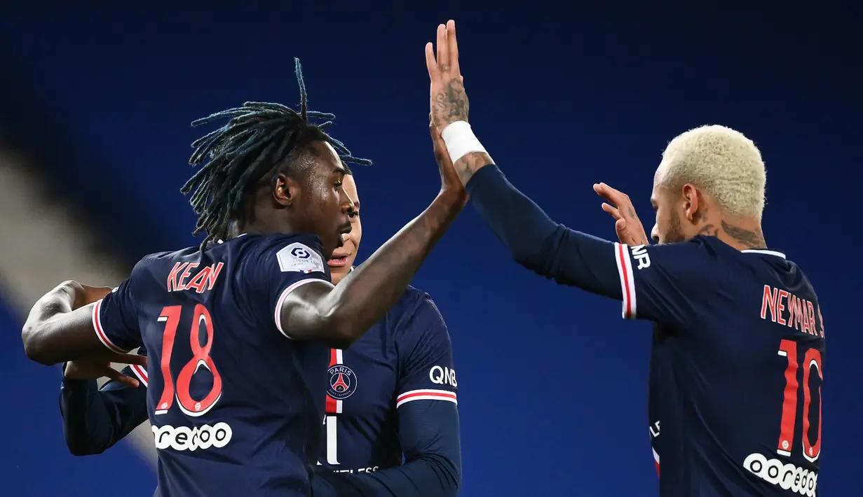 Trio striker Paris Saint-Germain, Moise Kean (kiri), Kylian Mbappe (tengah) dan Neymar, merayakan gol kedua yang dicetak Moise Kean dalam laga lanjutan Liga Prancis 2020/21 melawan Bordeaux di Parc de Princes Stadium, Sabtu (28/11/2020). PSG dan Bordeaux bermain imbang 2-2. (AFP/Franck Fife).