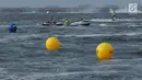Atlet Jetski Indonesia, Aqsa Sutan Aswar dievakuasi akibat mesin mati saat Final Moto4 Jetski kelas Runabout Limited Asian Games di Pantai Ancol, Jakarta, Jumat (24/8). Aqsa Sutan Aswar harus puas dengan perunggu. (Liputan6.com/Helmi Fithriansyah)