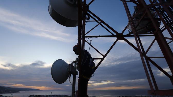 <p>Teknisi XL Axiata sedang melakukan pemeriksaan perangkat BTS 4G di atas tower yang berada di Luwuk, Kabupaten Banggai, Sulawesi Selatan, Rabu (24/8). Foto: Corcomm XL Axiata.</p>