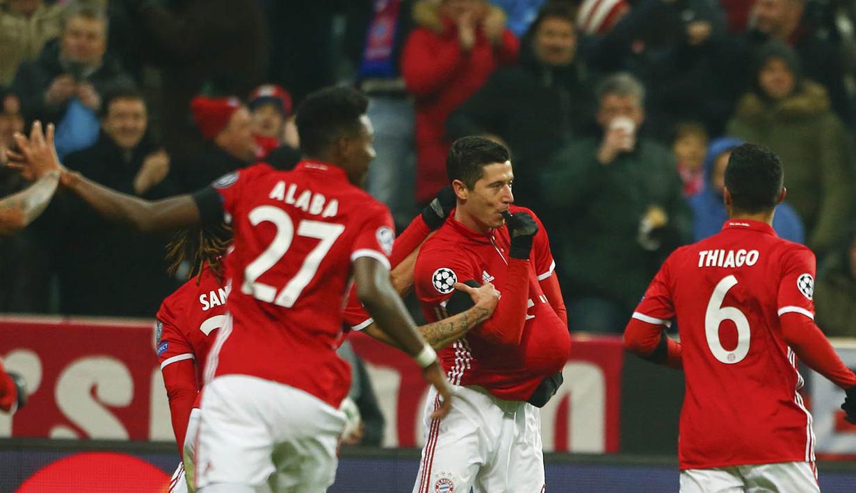 Penyerang Bayern Munchen, Robert Lewandowski, melakukan selebrasi ibu hamil usai membobol gawang Atletico Madrid. Dalam 14 laga kandang di ajang Liga Champions, Munchen selalu berhasil meraih kemenangan. (Reuters/Michaela Rehle)