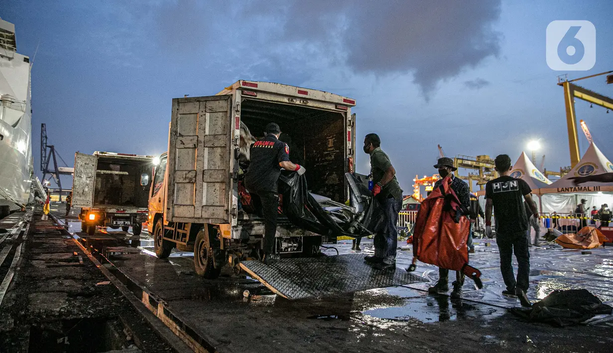 Petugas memuat serpihan Sriwijaya Air SJ 182 ke dalam truk di Terminal JICT 2, Tanjung Priok, Jakarta, Kamis (21/1/2020).  Serpihan Sriwijaya Air SJ 182 dipindahkan dari Terminal JICT 2 ke kantor KNKT untuk dilakukan pemeriksaan dan identifikasi. (Liputan6.com/Faizal Fanani)