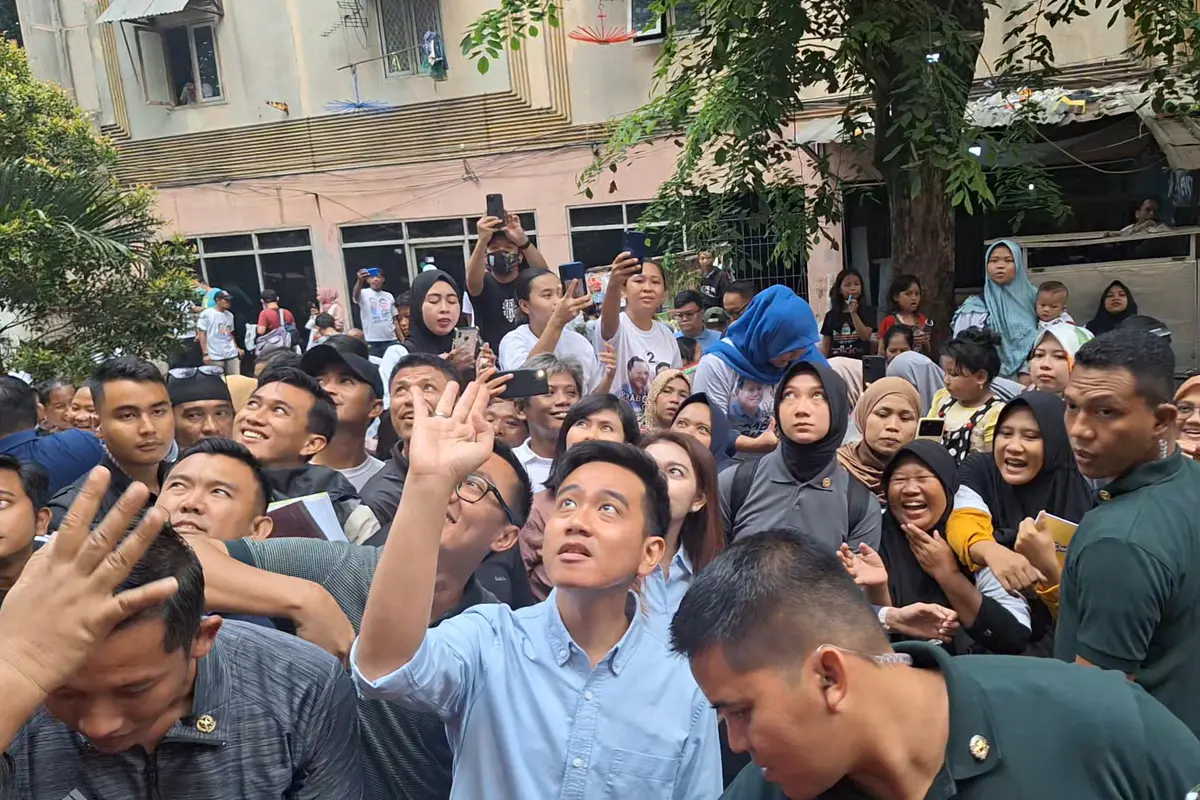 Calon wakil presiden (cawapres) nomor urut 2 Gibran Rakabuming Raka menyambangi Rusun Cilincing, Jakarta Utara dan menghadiri deklarasi dukungan dari Buruh Pelabuhan Seluruh Indonesia di lokasi sama, Sabtu (9/12/2023).