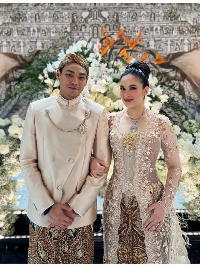 6 Potret Pertunangan Chelsea Islan dan Rob Clinton, Digelar Tertutup Hanya Dihadiri Keluarga