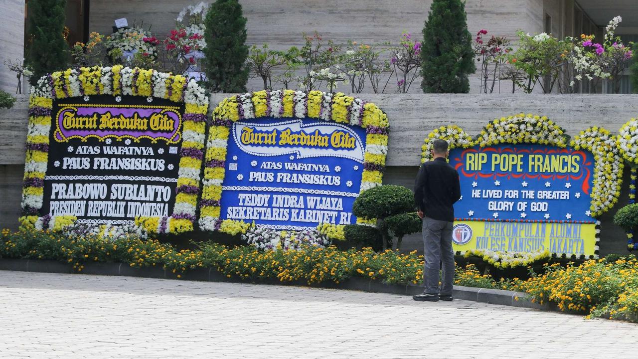 Umat Katolik berdoa untuk Paus Fransiskus di Kedubes Vatikan