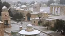 Salju menutupi the Dome of the Rock atau Kubah Batu di kompleks Masjid Al Aqsa pada pagi bersalju di Kota Tua Yerusalem (18/2/2021).  Badai salju turun dengan tebal di Dataran Tinggi Golan sehingga menyebabkan penumpukan salju. (AP Photo/Oded Balilty)