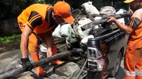 Petugas menggunakan mobil pick up untuk mengangkut kulit kabel yang ditemukan di gorong-gorong saluran air Jalan Gatot Subroto, Jakarta, Senin (6/3). Tumpukan kulit kabel ini dianggap menjadi penyebab utama terjadinya banjir. (Liputan6.com/Johan Tallo)