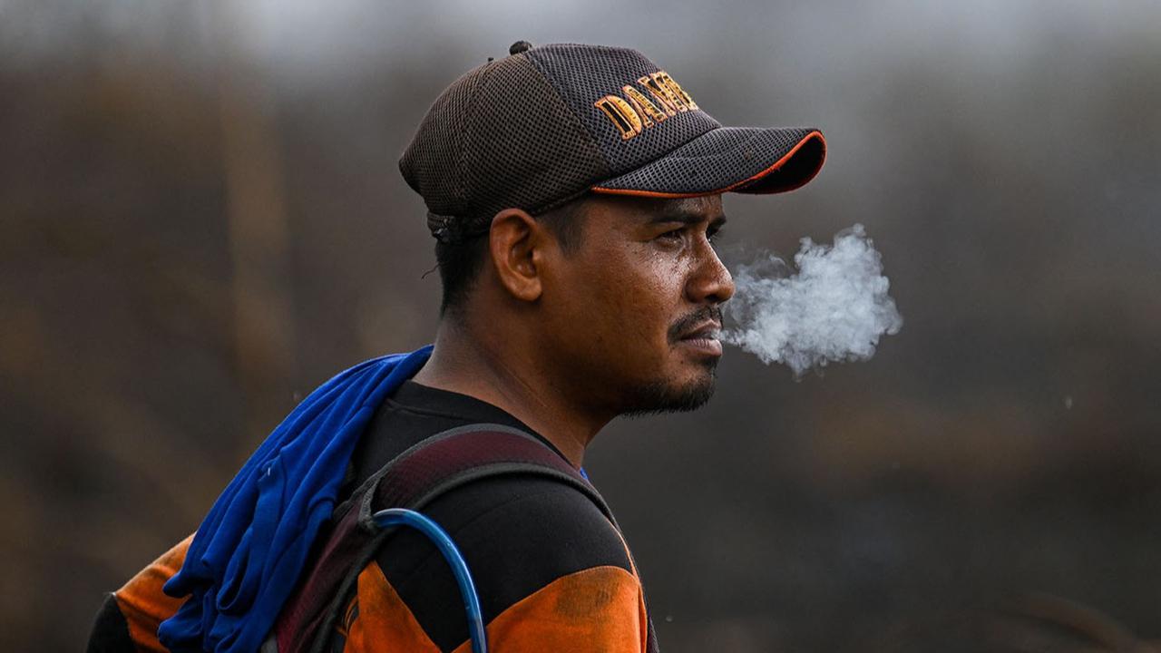 FOTO: Semangat Petugas BPBD Aceh Barat di Tengah Sulitnya Memadamkan Api di Hutan Gambut