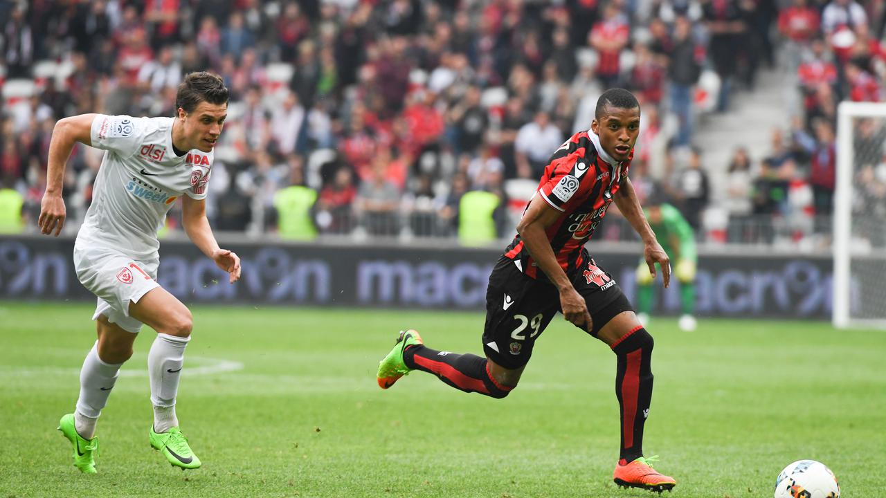 Dalbert Henrique (kanan) ingin menjadi pemain Brasil yang sukses bersama Inter Milan. (AFP/Yann Coatsaliou)