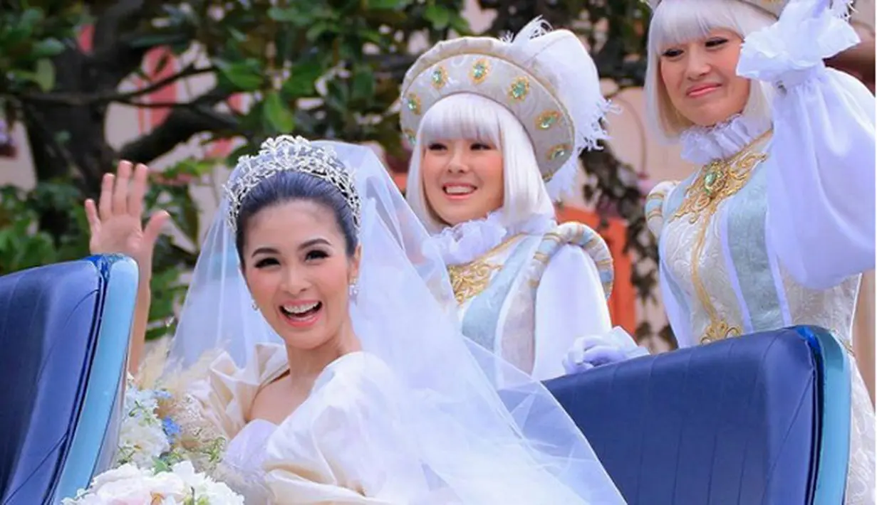 Resepsi Sandra Dewi dan Harvey Moeis di Jepang membuat decak kagum dan iri para netizen. Layaknya putri Raja, ia menikah di saksikan ribuan pasang mata. (Instagram/nastusha.id)