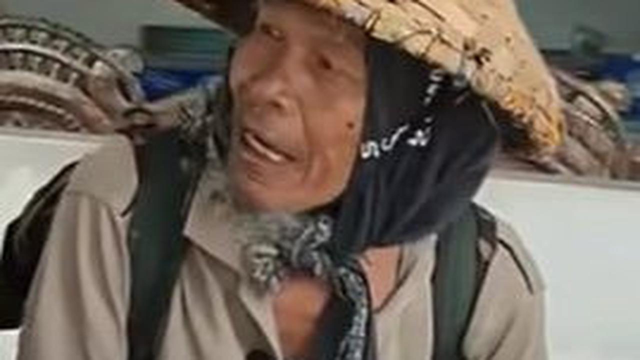 Kakek 80 Tahun Bikin Perwira Polisi Kaget, 7 Tahun Jalan Kaki Datangi 261 Makam Para Wali & Presiden RI