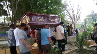 Jenazah Abdul Hamid bin Maktu, pasien Covid-19 yang meninggal dunia di RS Bhayangkara Batam, akhirnya dimakamkan secara Islam. (Liputan6.com/ Ajang Nurdin)
