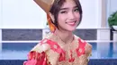 Rambutnya ditata dengan updo modern yang menyisakan poni dan membentuk fitur wajah Fuji [@fuji_an]