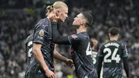 Pemain Manchester City Erling Haaland dan Phil Foden merayakan gol kedua tim mereka yang dicetak ke gawang Tottenham Hotspur dalam laga tunda pekan 34 Premier League 2023/2024 di Tottenham Hotspur Stadium, Rabu (15/5/2024) dini hari WIB. (AP Photo/Kin Cheung)