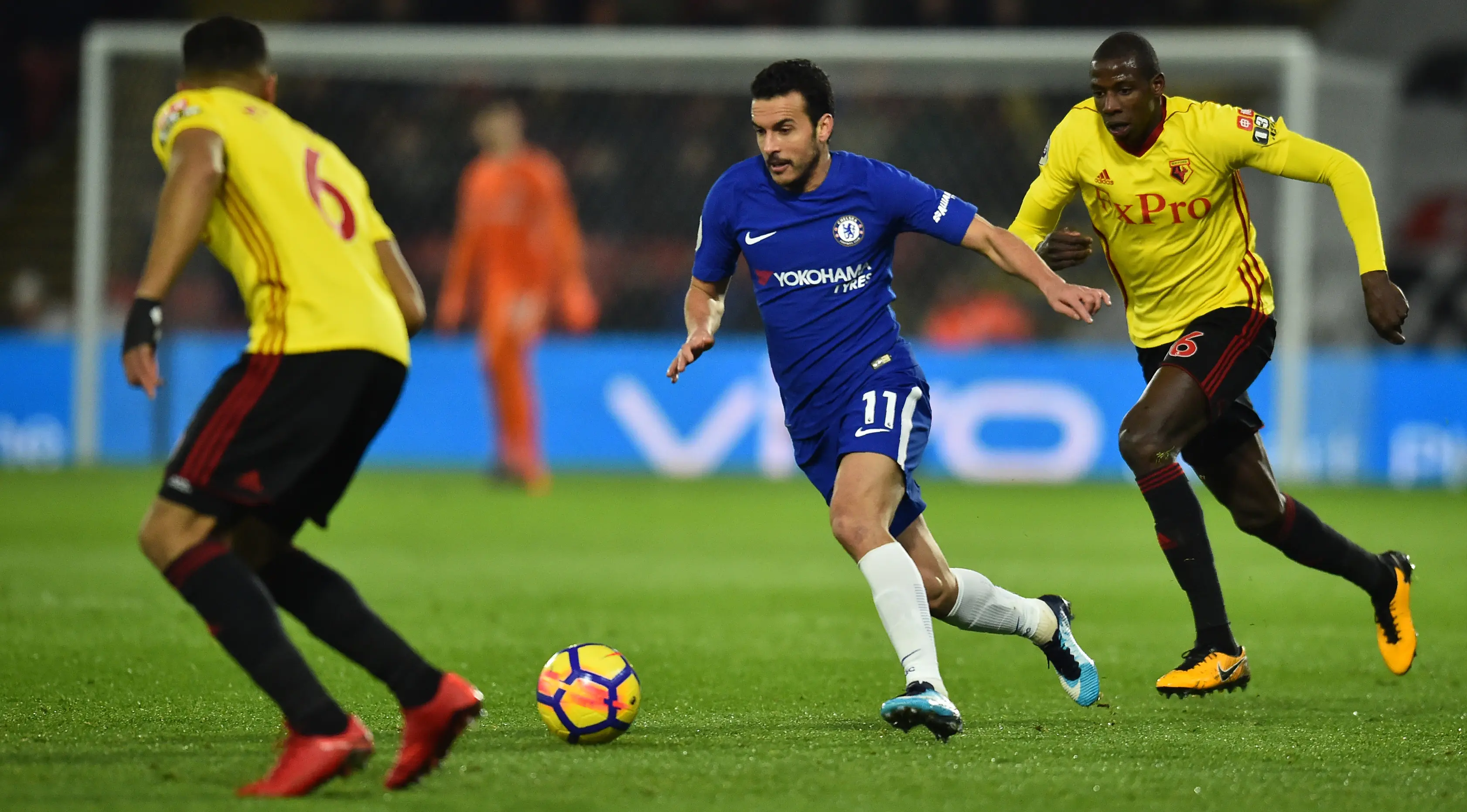 Gelandang Chelsea Pedro berusaha melewati dua pemain Watford saat pertandingan pertandingan Liga Inggris di stadion Vicarage Road, London (5/2). Dalam pertandingan ini Chelsea menelan kekalahan 1-4 atas Watford. (AFP Photo / Glyn Kirk)