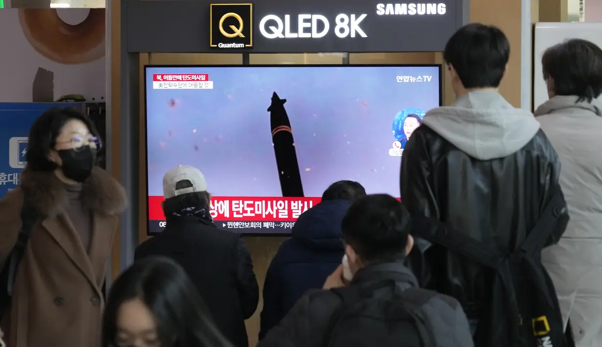 Sebuah layar TV menunjukkan gambar file peluncuran rudal Korea Utara selama program berita di Stasiun Kereta Api Seoul di Seoul, Korea Selatan, Senin (20/2/2023). Kementerian Pertahanan Jepang mengatakan dua rudal balistik yang ditembakkan pada Senin pagi mencapai ketinggian maksimum sekitar 100 km dan 50 km, menempuh jarak sekitar 350-400 km sebelum jatuh di luar zona ekonomi eksklusif Jepang. (AP Photo/Ahn Young-joon)
