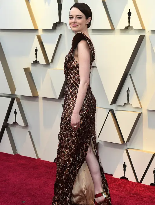Aktris Emma Stone berjalan di karpet merah menghadiri perhelatan Piala Oscar 2019 di Teater Dolby di Los Angeles, AS (24/2). Emma Stone hadir untuk melihat nominasi filmnya The Favorite di Piala Oscar. (AFP Photo/Jordan Strauss)