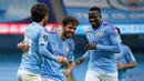 Pemain Manchester City merayakan gol yang dicetak David Silva ke gawang Bournemouth pada laga lanjutan Premier League pekan ke-36 di Etihad Stadium, Kamis (16/7/2020) dini hari WIB. Manchester City menang 2-1 atas Bournemouth. (AFP/Dave Thompson/pool)
