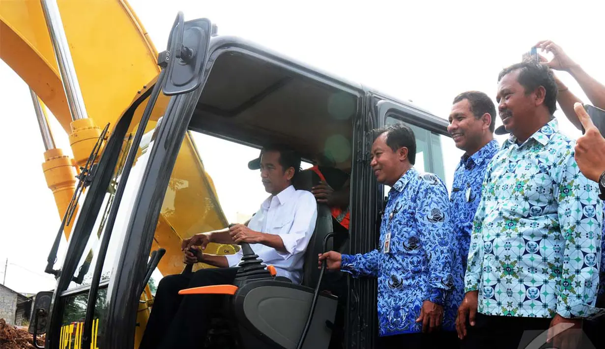 Mantan Wali Kota Solo ini masuk ke dalam eskavator dan mencoba mengeruk lumpur beberapa kali, Ciracas, Jakarta Timur. (Liputan6.com/Andrian M Tunay).