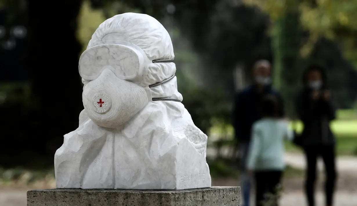 Patung marmer yang didedikasikan untuk para dokter, perawat, dan petugas kesehatan tanpa judul "Tentara anti Covid-19", di Taman Pincio di Roma tengah (4/11/2020). (AFP/Filippo Monteforte)