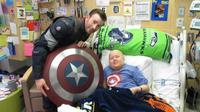 Pemandangan mengharukan terjadi saat Chris Evans datang sambil memakai kostum Captain America,di RS Anak-anak Seattle.