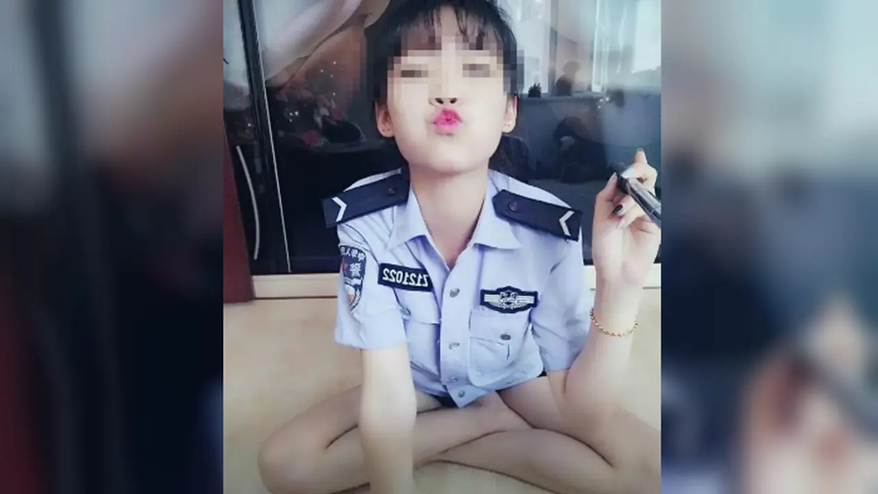 Gara-gara Berfoto Selfie 'Vulgar' Polwan Cantik Ini Dipecat