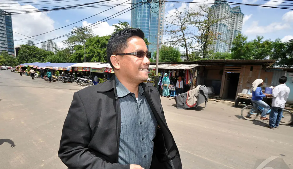 Konsultan hukum, Tomson Situmeang saat terus berjalan ke arah belakang gedung KPK, Jakarta, Jumat (9/1/2015). (Liputan6.com/Miftahul Hayat)