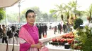 Berbeda dari Retno Marsudi, Menteri Keuangan Sri Mulyani tampil fresh serba pink. Ia mengenakan baju kurung warna pink fuschia, dipadukan selendang dan kain bawahan warna pink yang serasi dengan tasnya. [@smindrawati]