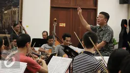 Konduktor Avip Priatna berlatih bersama Jakarta Concert Orchestra dan Batavia Madrigal Singers di Jakarta (8/11). Avip didukung oleh Bakti Budaya Djarum Foundation kembali menggelar konser istimewa di penghujung tahun 2015. (Liputan6.com/Fery Pradolo)