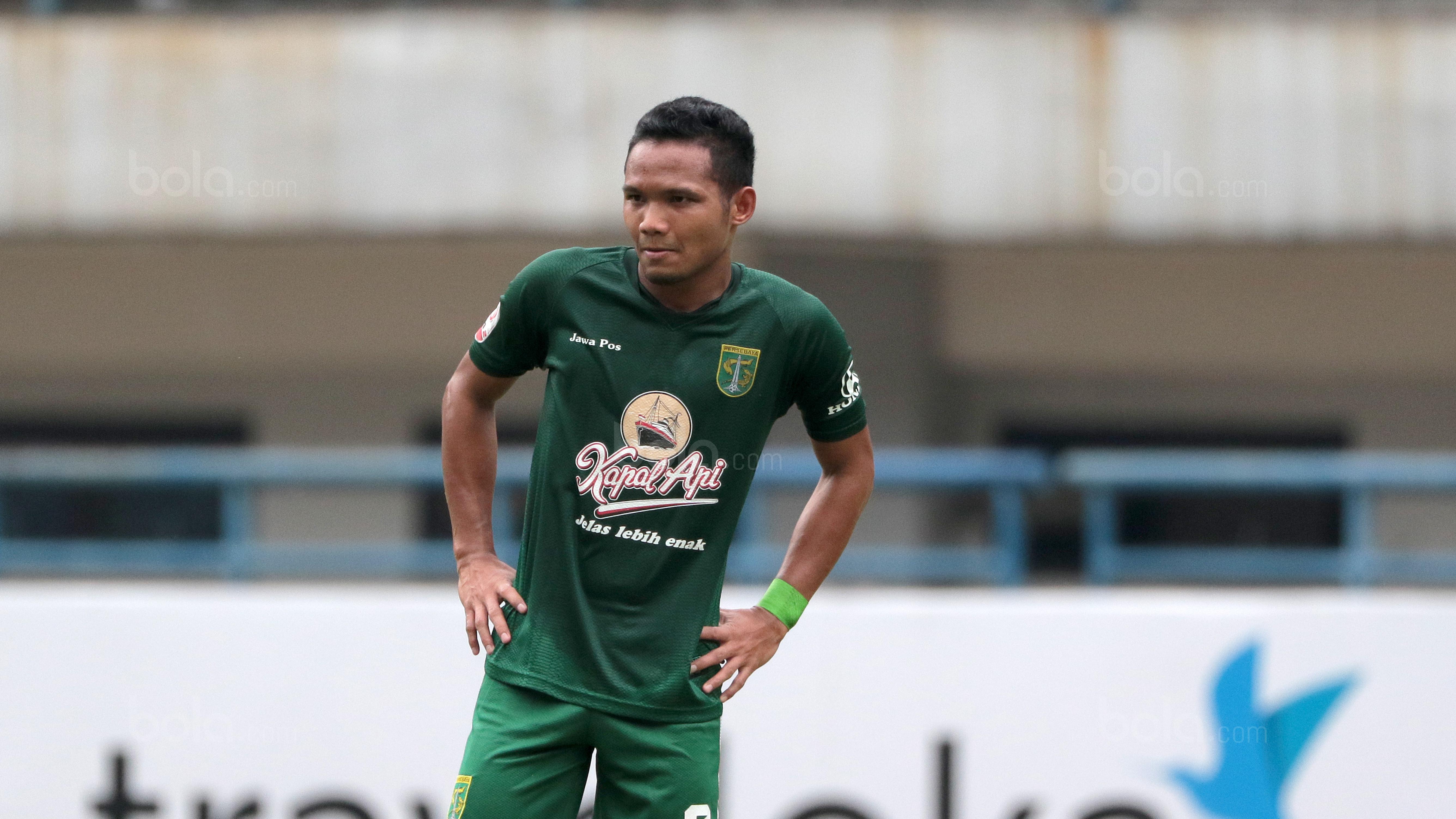 Pemain Persebaya Surabaya, Oktafianus Fernando saat melawan PSPS Riau pada laga 8 Besar Liga 2 Grup Y di Stadion GBLA, Bandung, Sabtu (18/11/2017). Persebaya Menang 1-0. (Bola.com/Nicklas Hanoatubun)