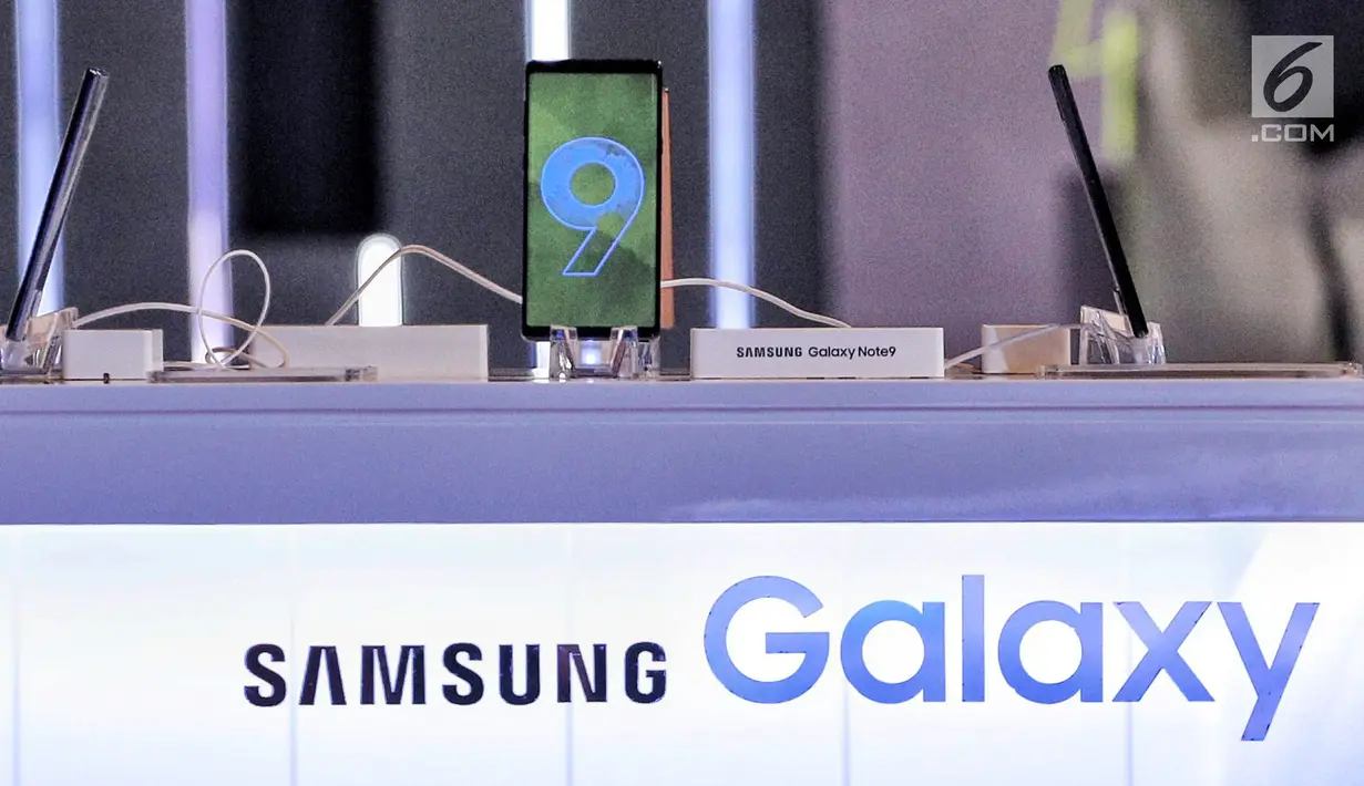Samsung Galaxy Note 9 kini resmi dipasarkan di Indonesia dengan harga Rp 13.499.000 (ROM 128GB/ 6 GB RAM) dan Rp 17.999.000 (ROM 512 GB/8 GB RAM).(Liputan6.com/Faizal Fanani)
