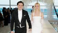 Pernikahan Brooklyn Beckham dan Nicola Peltz memang menjadi yang ditunggu-tunggu untuk disaksikan. Mereka menggelar pesta 3 hari berturut-turut di Palm Beach dengan 500 tamu undangan. Di pesta kali ini, Brooklyn dan Nicola menjadikan pesta pernikahannya menjadi cukup intim bagi keluarga dan tamu undangan lainnya. (Vogue.com/Darren Gerrish)
