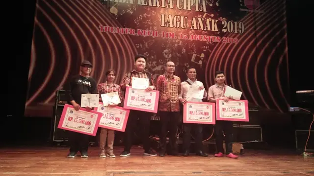 Pemberian penghargaan di acara Lomba Karya Cipta Lagu Anak